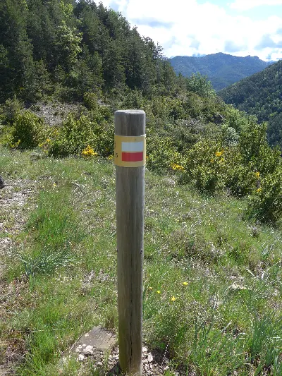 Baliza del GR 15 cerca de Fago
